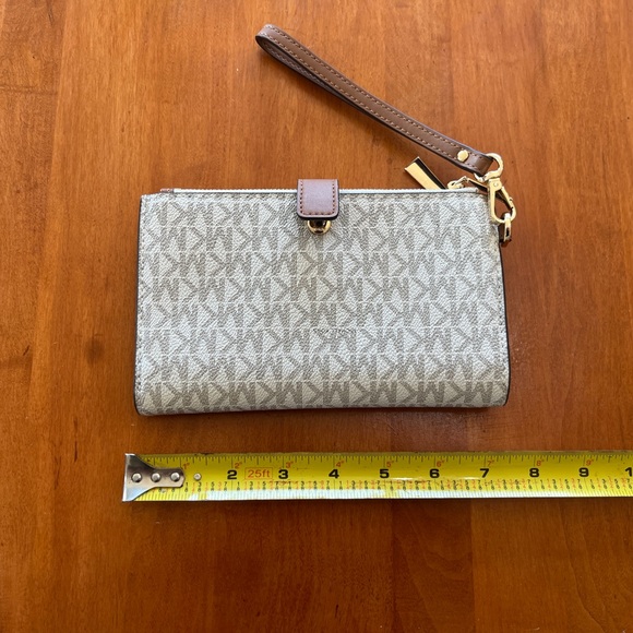 Michael Kors Wallet - Picture 2 of 4